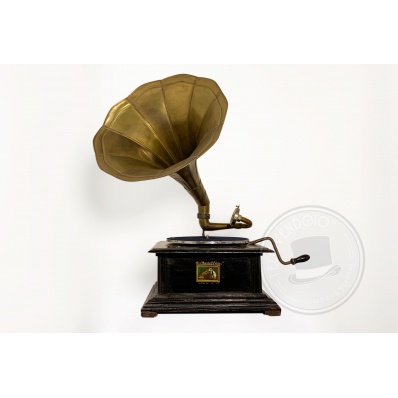 Grammofono a manovella con tromba in ottone