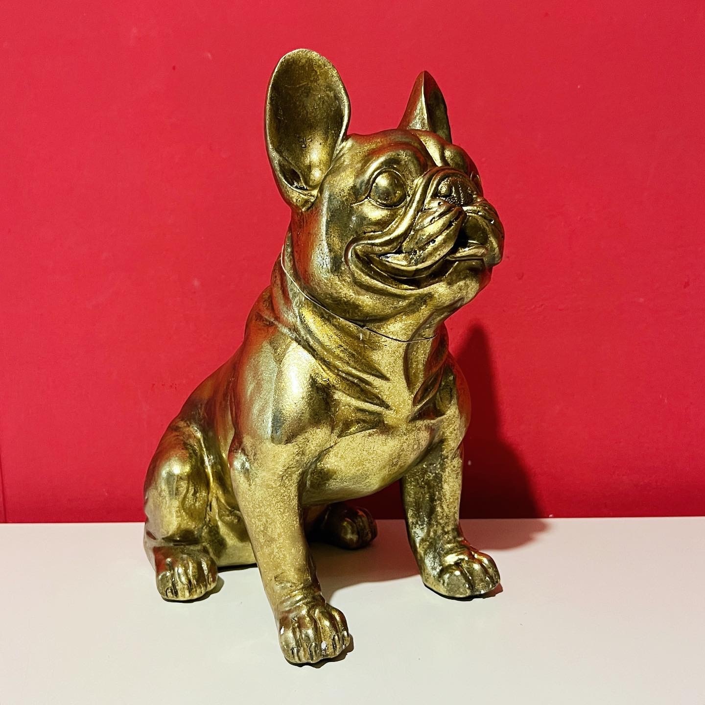 Statua in resina color oro di un Bulldog francese seduto