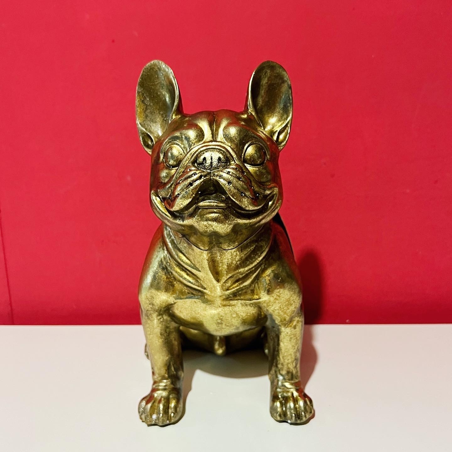 Statua in resina color oro di un Bulldog francese seduto